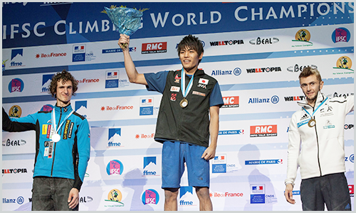 男子ボルダリング世界選手権　左からアダム・オンドラ選手、楢崎智亜選手、マニュエル・コルヌ選手（C）JMA